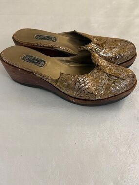 Salpy Vintage-style Metallic Gold Slip-On Wedge wooden Clogs